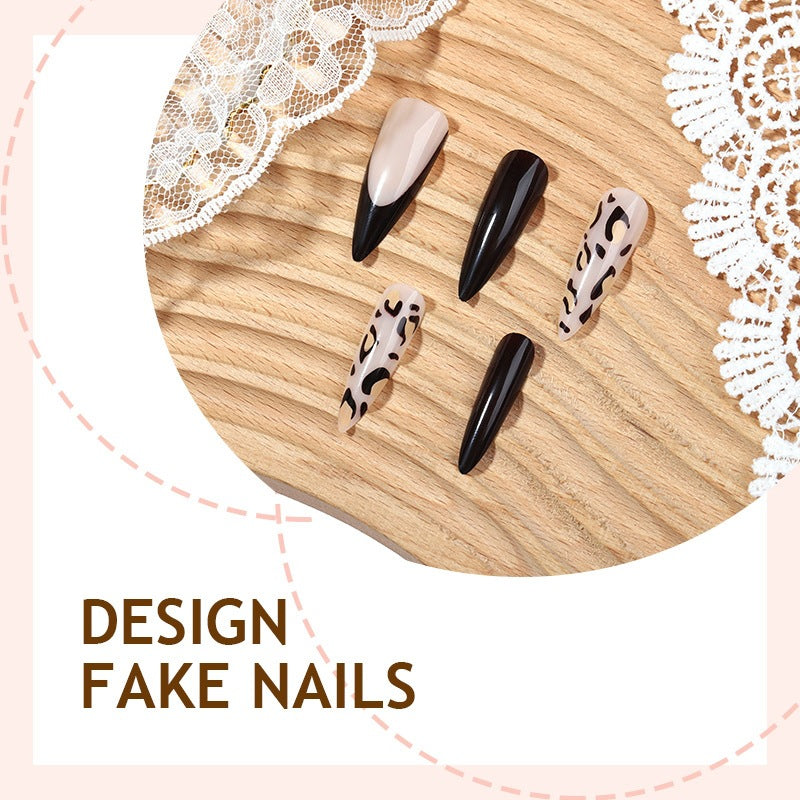 Kunstnagelset mit eleganten Spitzen und modernen Mustern Karnz