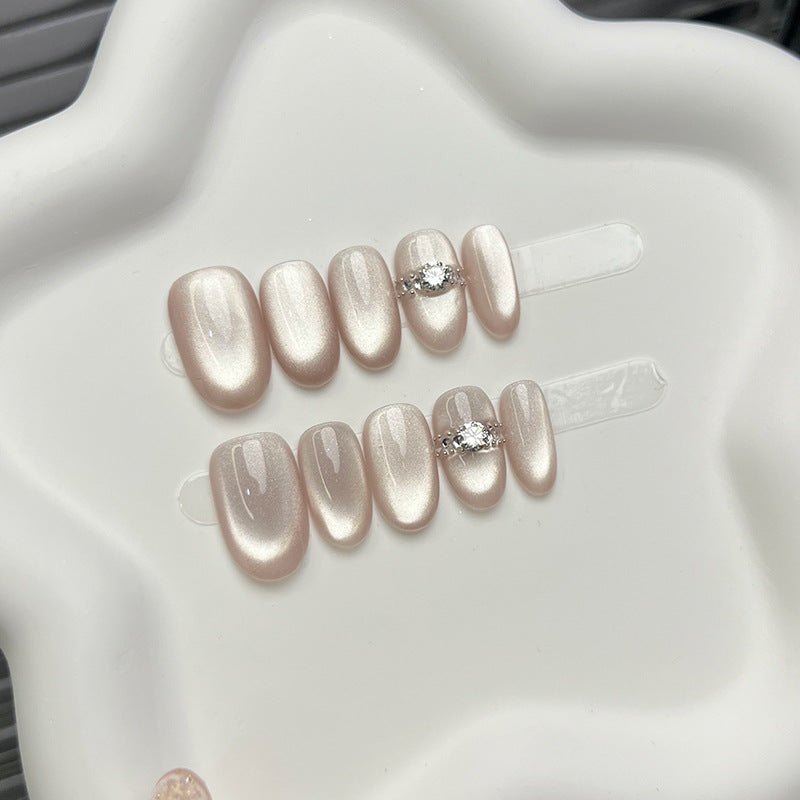 Elegantes Press-On-Nagelset mit dekorativen Akzenten