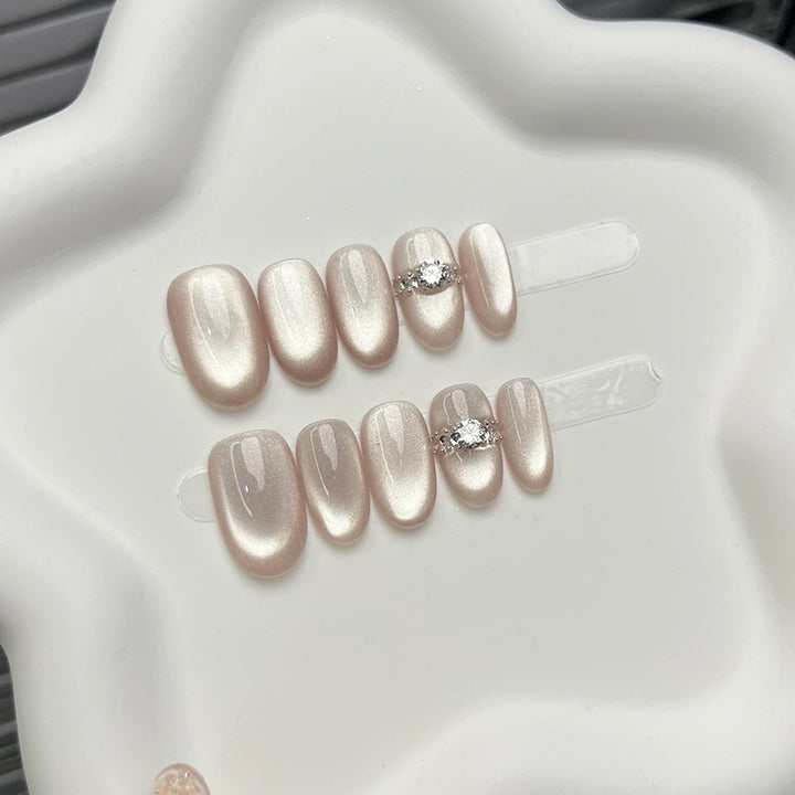 Elegantes Press-On-Nagelset mit dekorativen Akzenten
