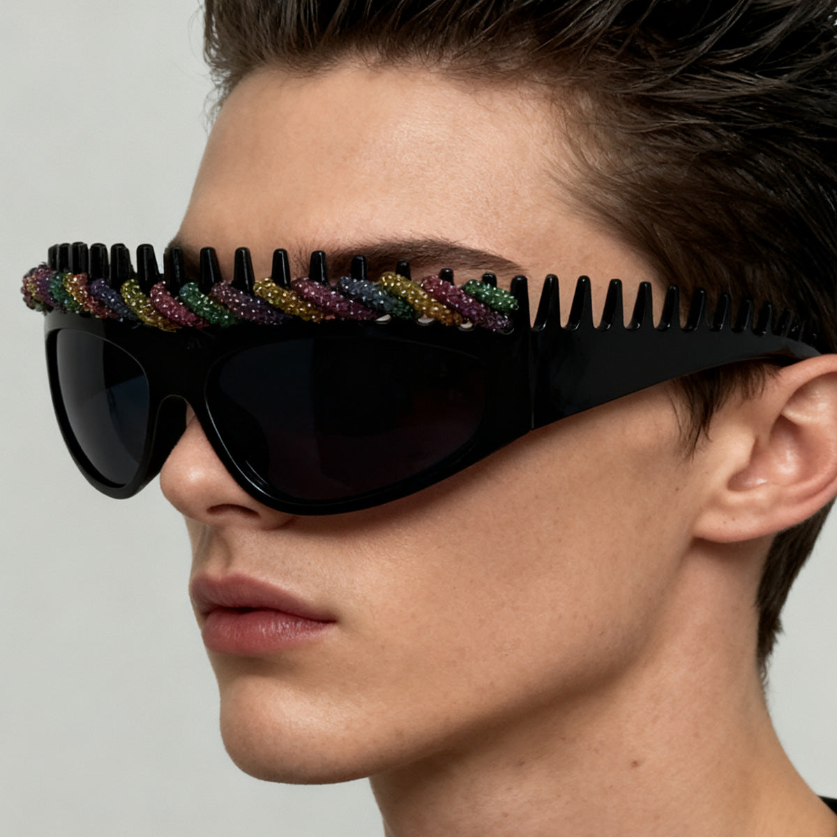 Damen Sportliche Sonnenbrille mit kunstvollem Design und funkelnden Akzenten Karnz