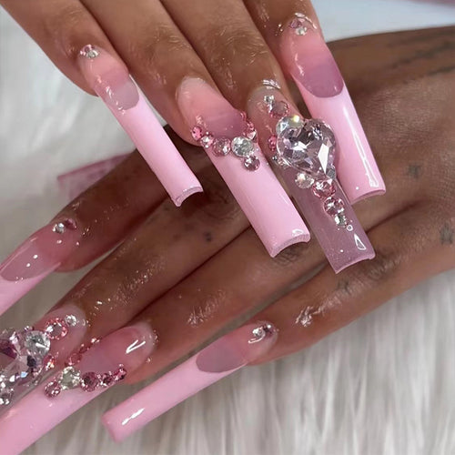 Glamouröse Nagelverlängerungen mit Glitzerverzierungen Karnz