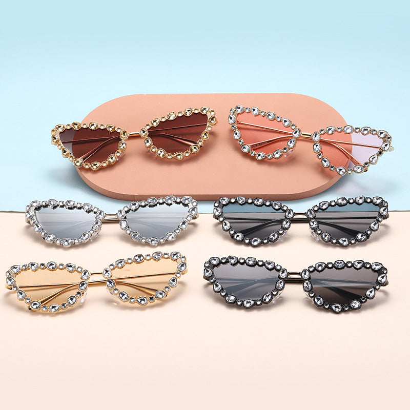 Damen Herzförmige Designer-Sonnenbrille mit glamourösem Kristallrahmen Karnz