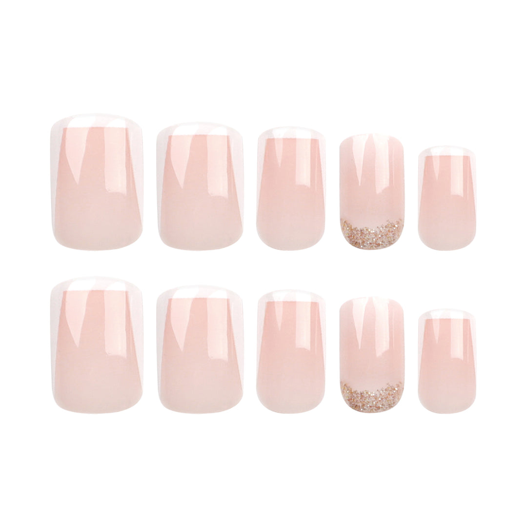 Kunstvolle Nagelverlängerungen mit französischem Design Karnz