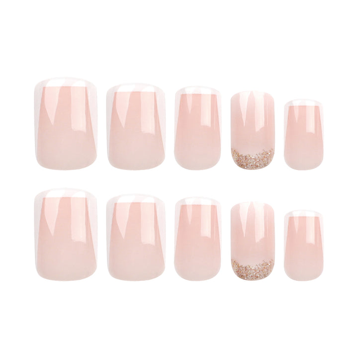 Kunstvolle Nagelverlängerungen mit französischem Design Karnz