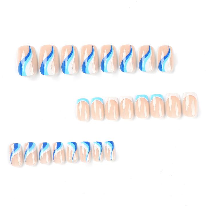 Kunstvolle und elegante Nagelverlängerungen mit Wellen-Design Karnz