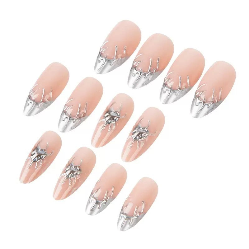 Kreative Nagelkunst mit stylischem Metallic-Finish Karnz
