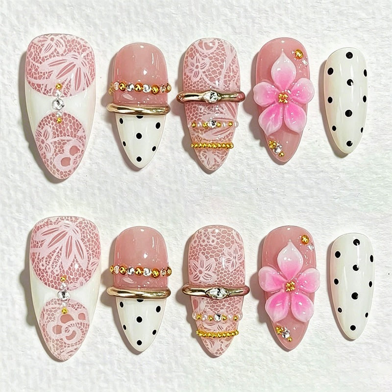 Kreatives Kunstnagelset mit eleganten Verzierungen Karnz
