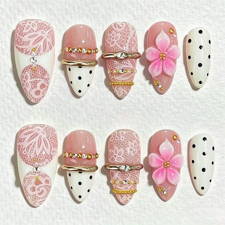 Kreatives Kunstnagelset mit eleganten Verzierungen Karnz
