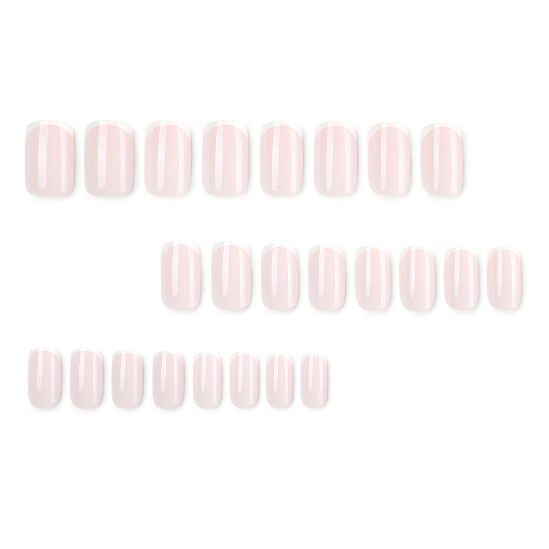 Klassische Nagelverlängerungen mit eleganten French-Spitzen Karnz