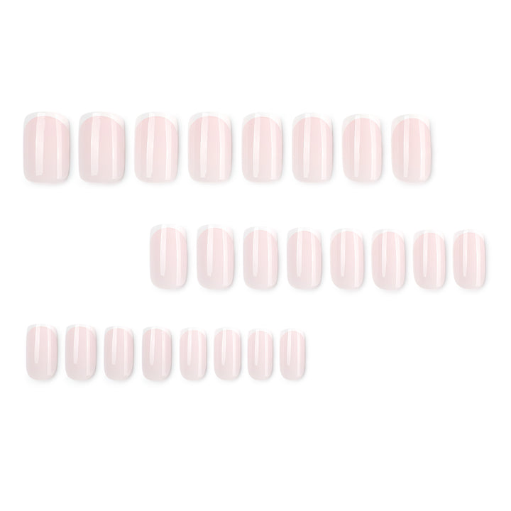 Klassische Nagelverlängerungen mit eleganten French-Spitzen Karnz