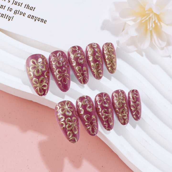 Glitzernde Kunstnägel mit floralen Mustern Karnz