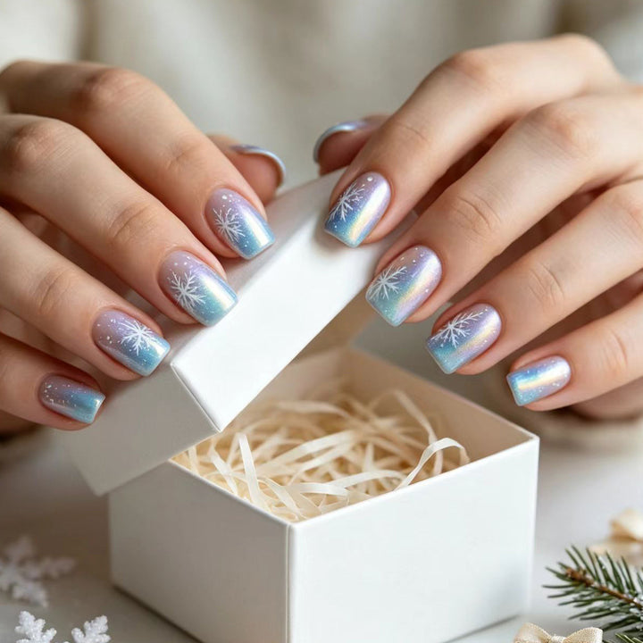 Winterliche Kunstnägel mit Schimmerndem Schneeflocken-Design Karnz