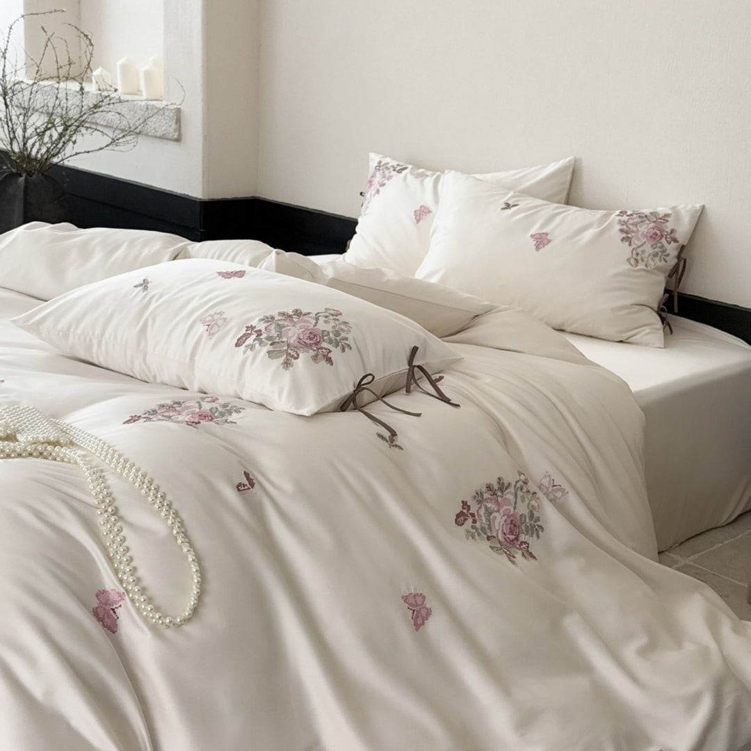 Seidig-mattes Satin-Bettwäscheset mit bestickten Rosenbouquets und Bindebändern
