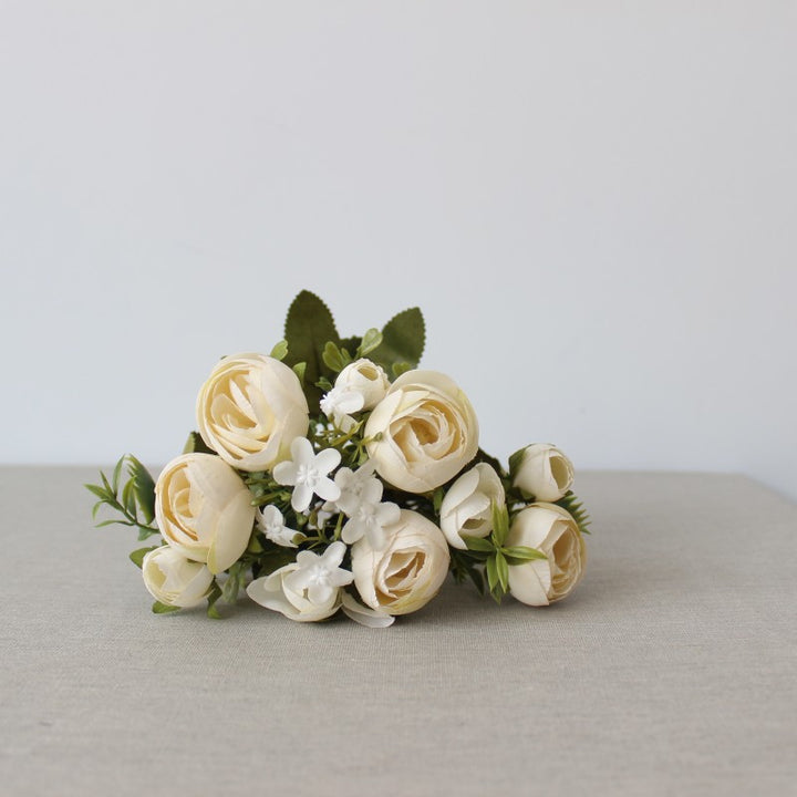 Künstlicher Blumenstrauß mit realistischen Rosen