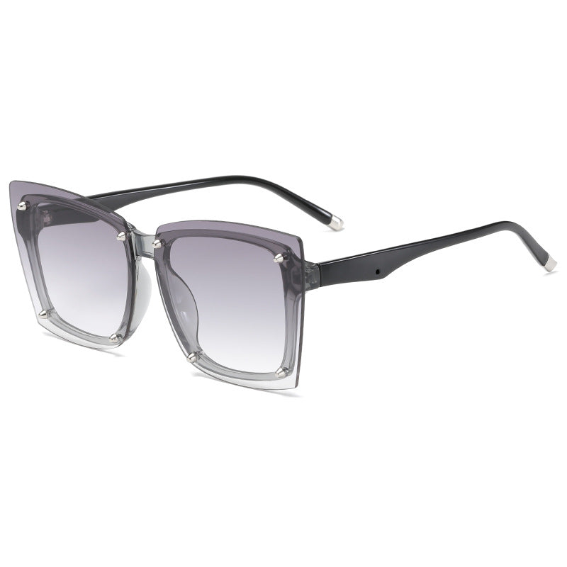 Damen statement Sonnenbrille mit stilvollem quadratischen Rahmen und modischen Akzenten Karnz