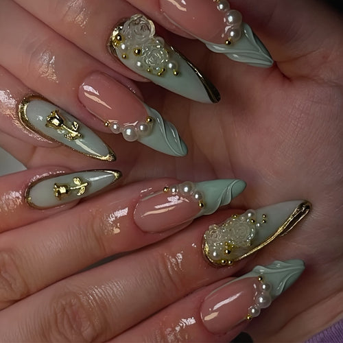 Luxuriöse Stiletto-Nagelverzierung mit floralen Akzenten Karnz
