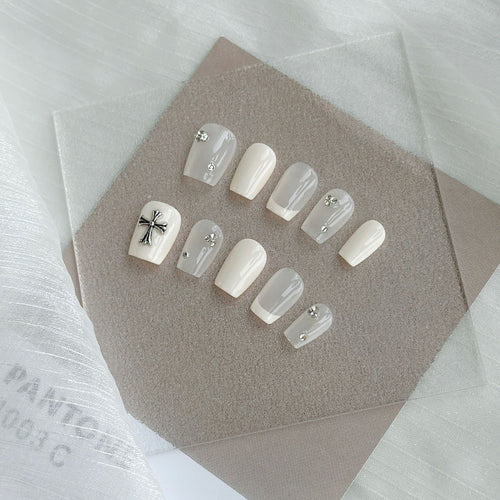 Elegantes Press-On Nagelkunst-Set mit dekorativen Strassakzenten