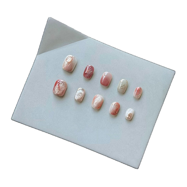 Künstlerisches Press-On Nagelset mit Marmor- und Metallic-Akzenten