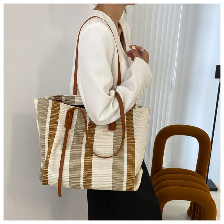 Stylische gestreifte Tragetasche