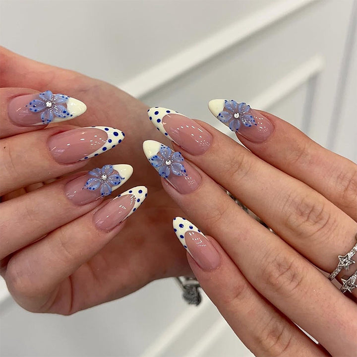 Kunstvolles Nagelset mit floralen Akzenten Karnz