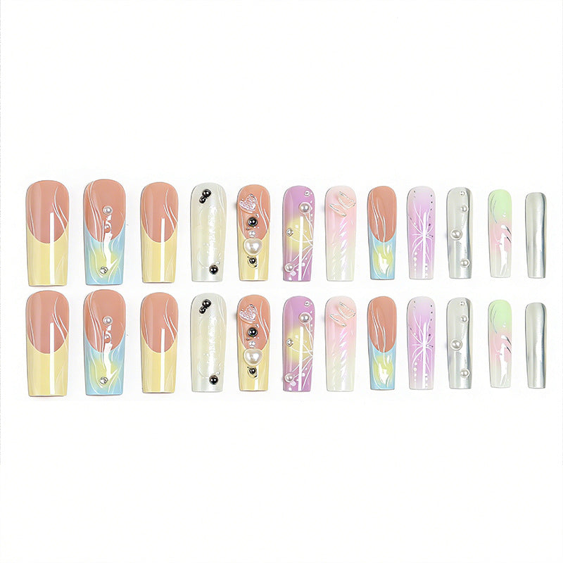 Kunstnagelset mit eleganten floralen und glitzernden Akzenten Karnz