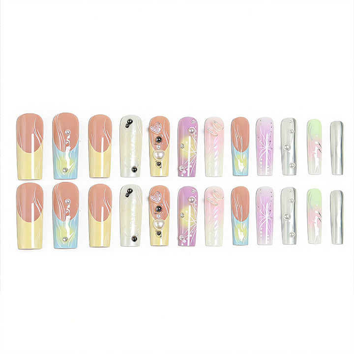 Kunstnagelset mit eleganten floralen und glitzernden Akzenten Karnz