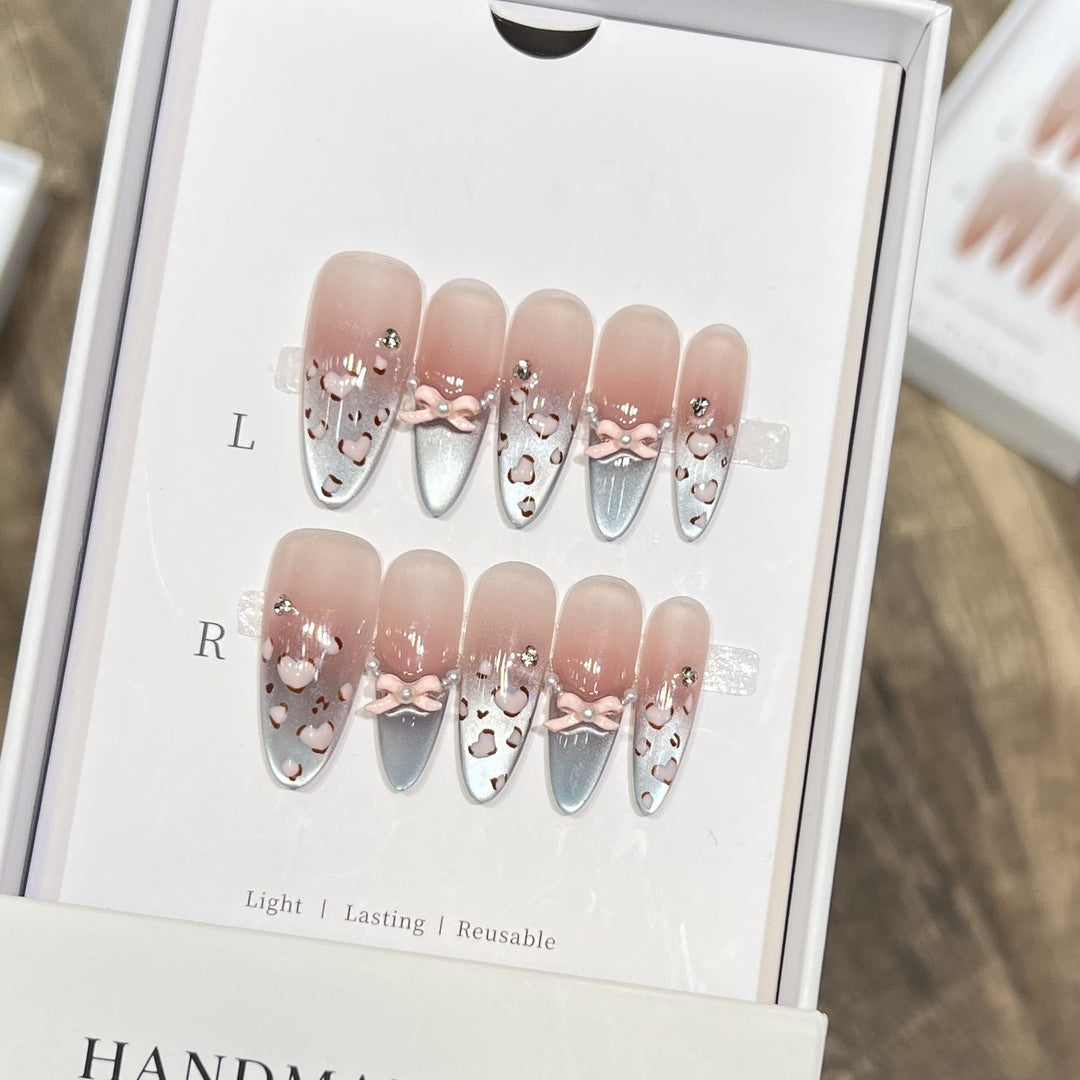 Dekoratives Press-On-Nageldesign mit Schleifenakzenten Karnz