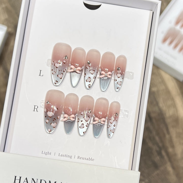 Dekoratives Press-On-Nageldesign mit Schleifenakzenten Karnz
