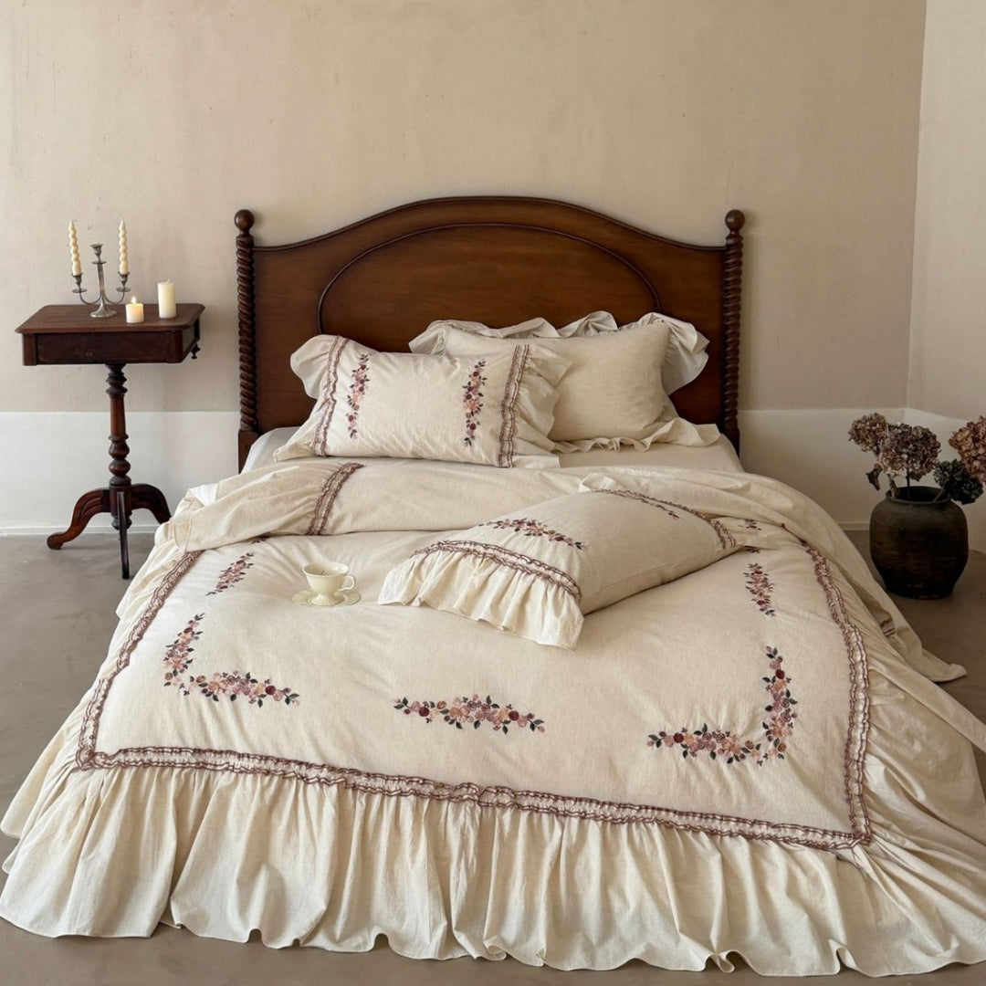 Romantisches Bettwäsche-Set mit Rüschen und floraler Stickerei in Leinenoptik