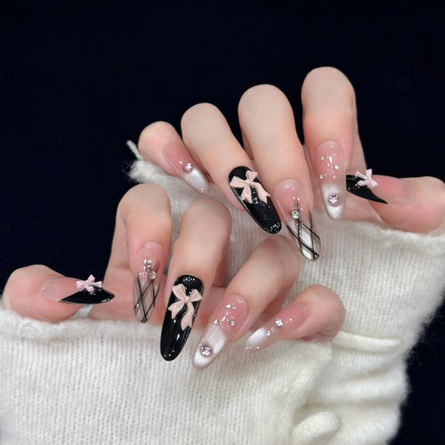 Künstliche Nagelspitzen mit Eleganten Schleifen und Glitzerdetails Karnz