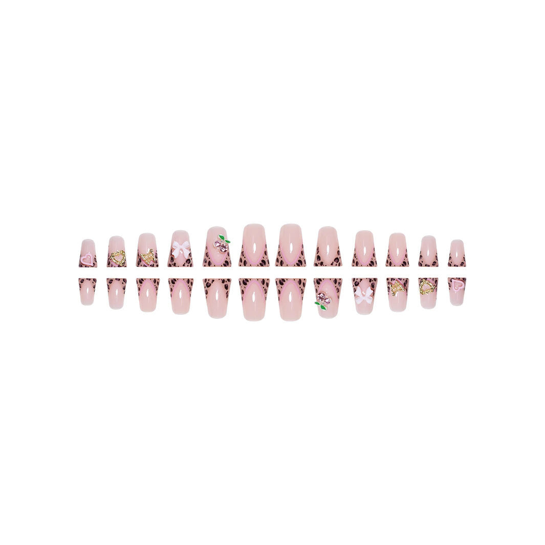 Künstlerische Nagelkunst Karnz