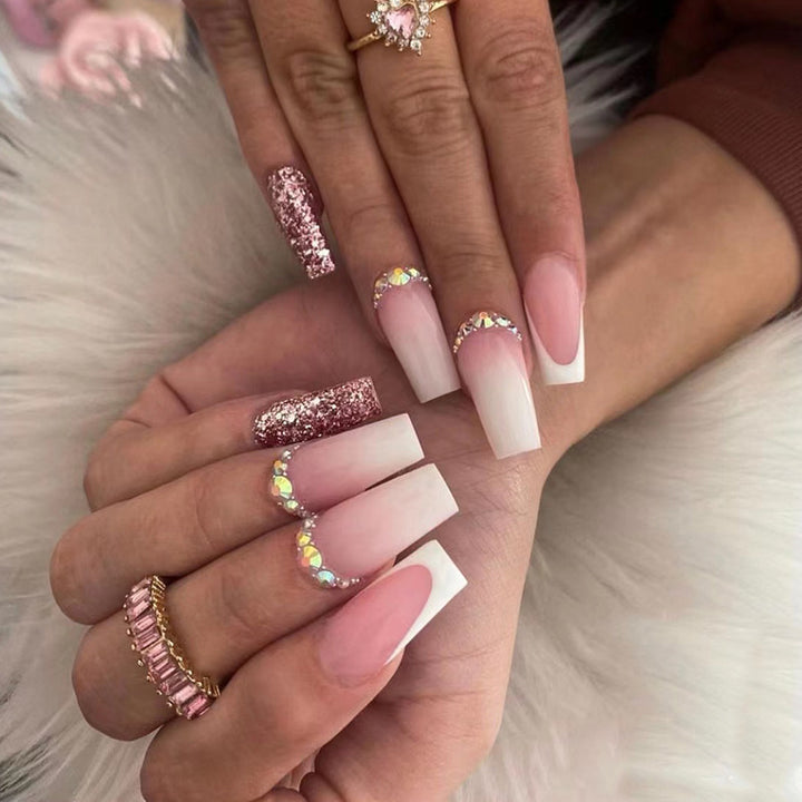 Glamouröse Kunstnägel mit Strass-Akzenten Karnz
