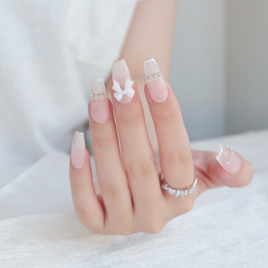 Elegantes Press-On Nagelkunst-Set mit Schleife und Strass-Akzenten