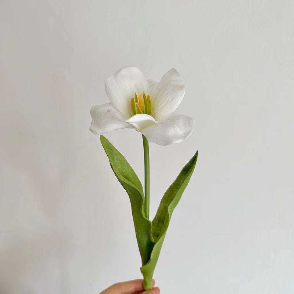 Lebensechter dekorativer künstlicher Blumenstrauß