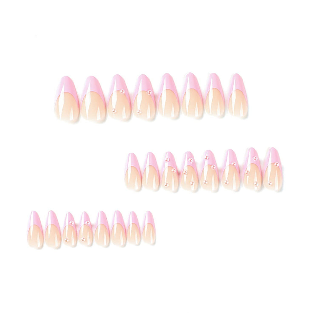 Kunstnagelset mit eleganten Perlenverzierungen Karnz