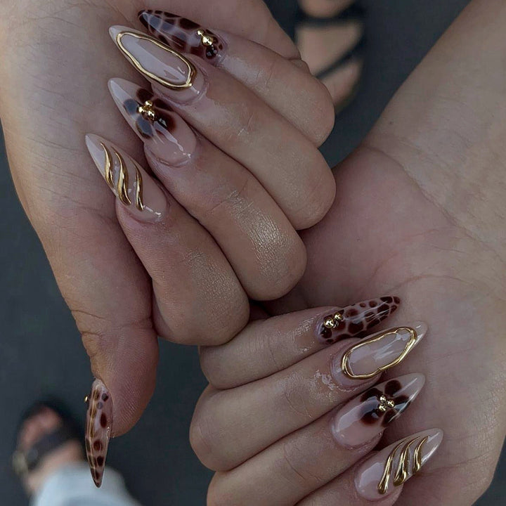 Nagelkunstset mit luxuriösen 3D-Verzierungen und goldenen Akzenten Karnz