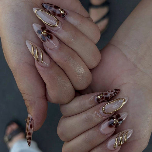 Nagelkunstset mit luxuriösen 3D-Verzierungen und goldenen Akzenten Karnz