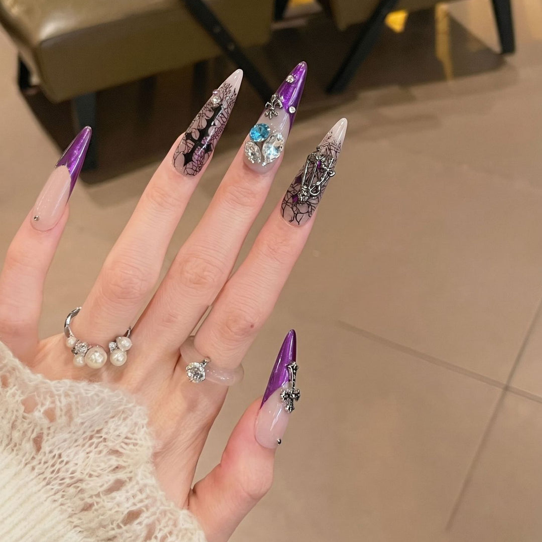 Künstlerisches Stiletto Presse-Nagelset mit einzigartigen Blumen- und Edelsteindetails Karnz