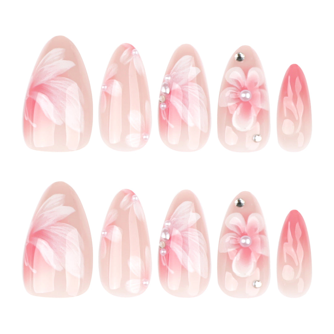 Kunstvolle Nagelverlängerungen mit floralem Design Karnz