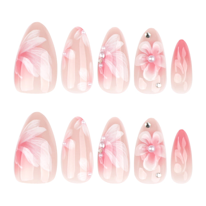 Kunstvolle Nagelverlängerungen mit floralem Design Karnz
