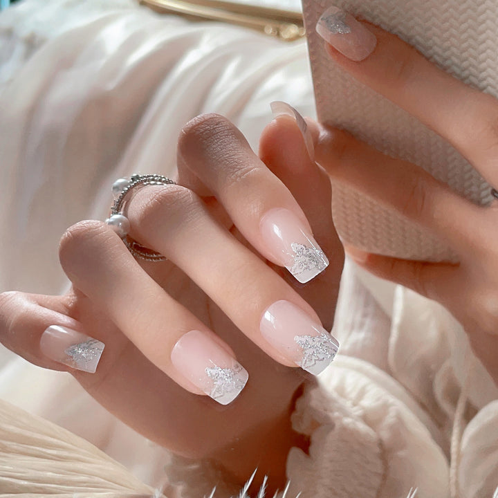 Elegantes Press-On-Nagelset mit floralen Designs