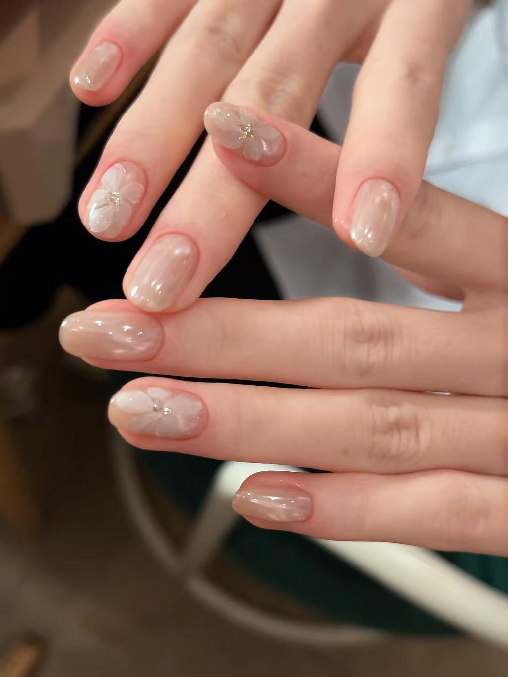 Künstlerische florale Press-On Nagelverzierungen