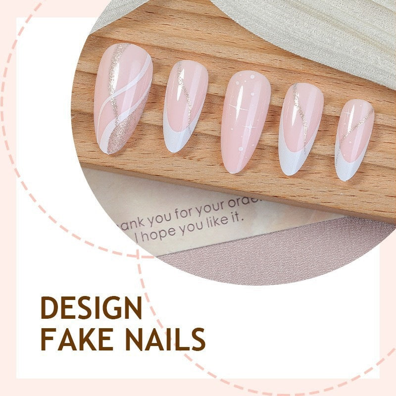 Kunstnagelset mit eleganten geometrischen Akzenten Karnz