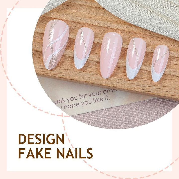 Kunstnagelset mit eleganten geometrischen Akzenten Karnz
