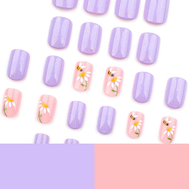 Kunstvoll gestaltete Nagelverlängerungen mit Blumendesign Karnz