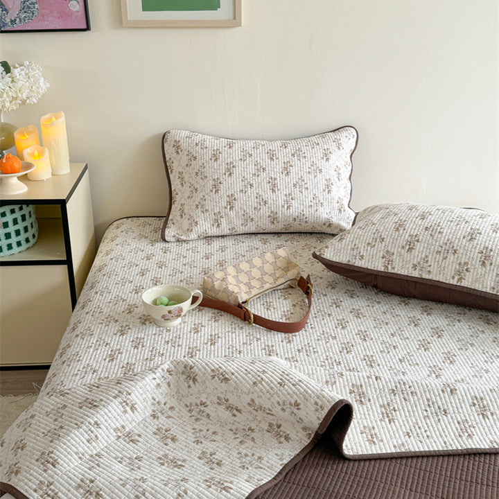 Leichtgewichtiges Baumwoll-Kantha-Stil Wendedecke und Paspel-Kissenbezug-Set
