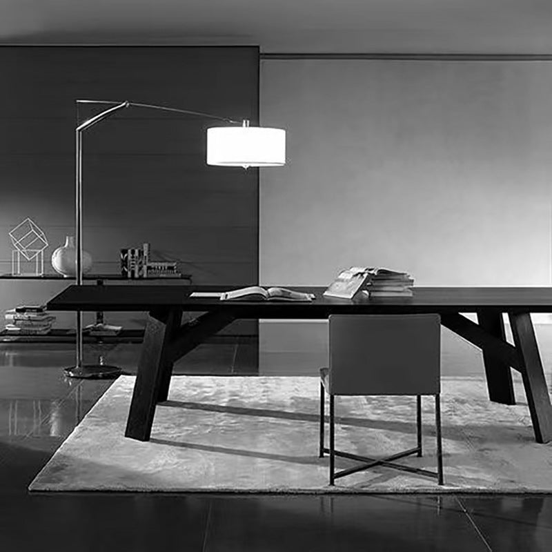 Moderne gewölbte Stehlampe mit verstellbarem Schirm