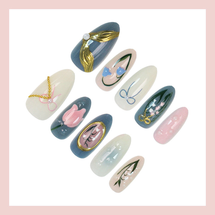 Kunstnagelset mit floralem Design und eleganten Goldverzierungen Karnz