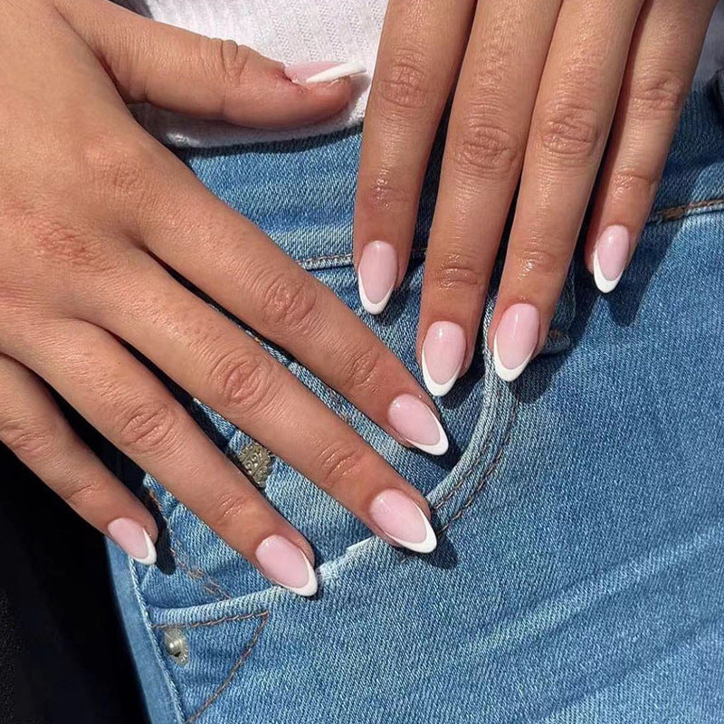 Elegante Nagelkunst mit französischen Spitzen Karnz