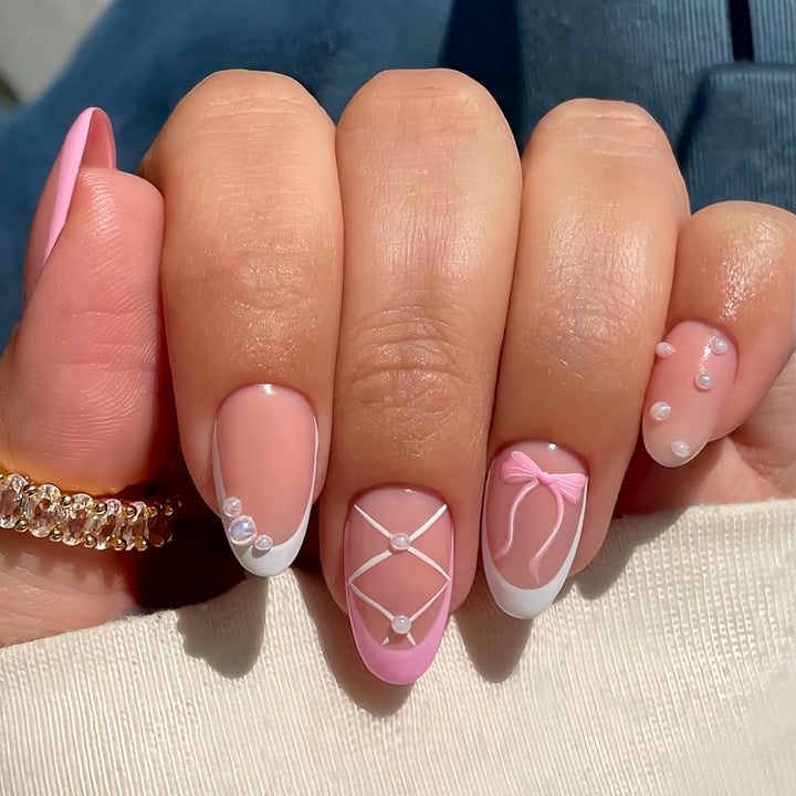 Elegantes dekoratives Nagelkunstdesign Karnz